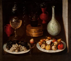 Obstschale mit Tellern voller Trauben und Birnen, Glas- und Tongefäße